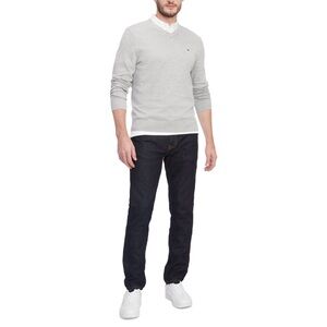 NWT Men’s Tommy Hilfiger Solid V-Neck Sweater – Classic & Versatile